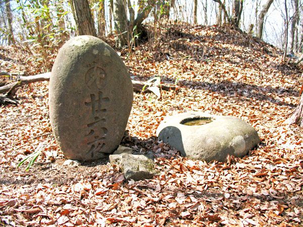 秋山・二十六夜山の二十六夜塔